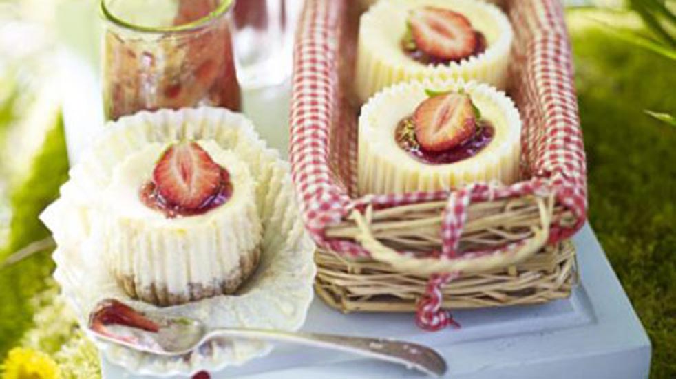 How to make the perfect picnic strawberry cheesecakes